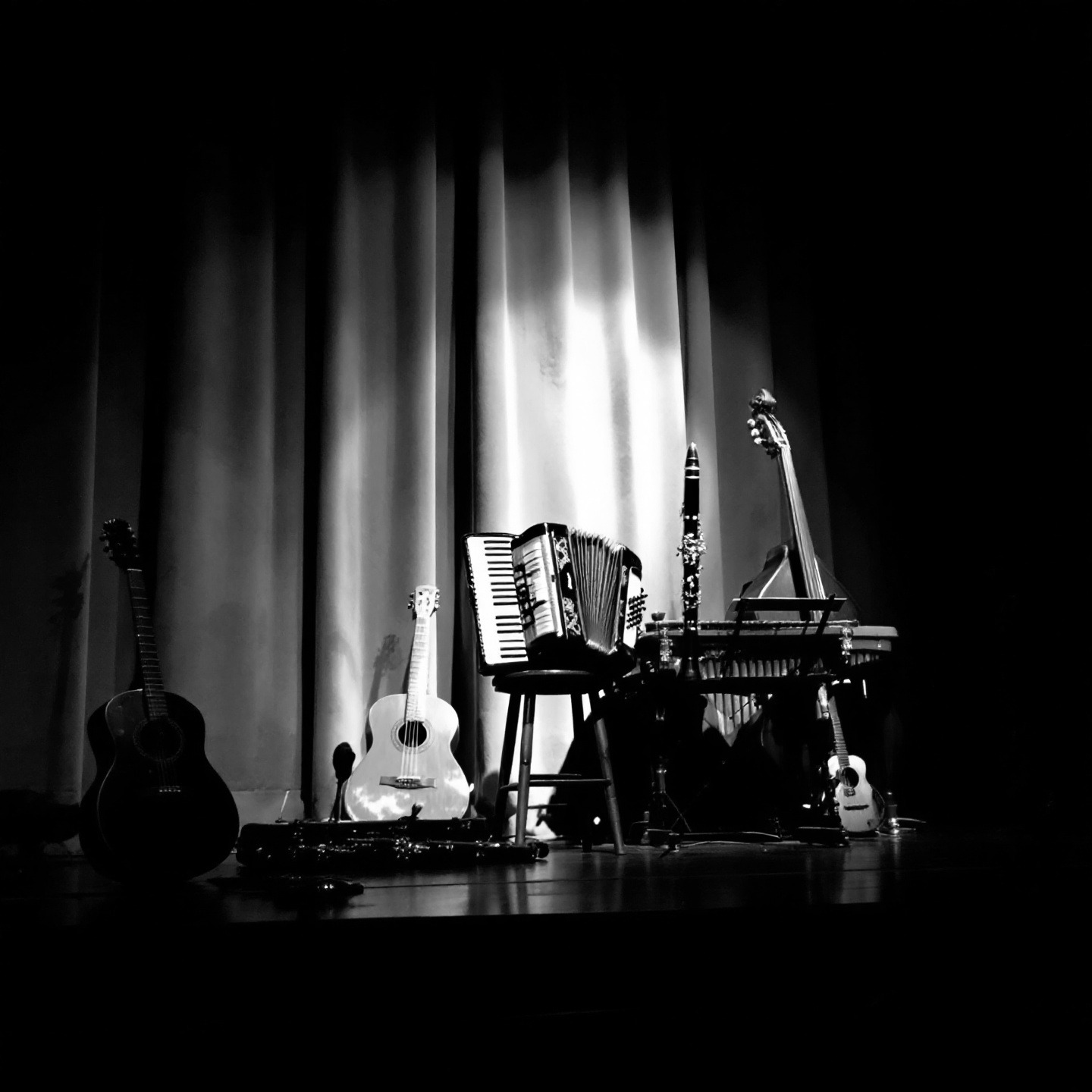 Les instruments du groupe sur scène : guitares, accordéon, clarinette, contrebasse, cymbalum.
